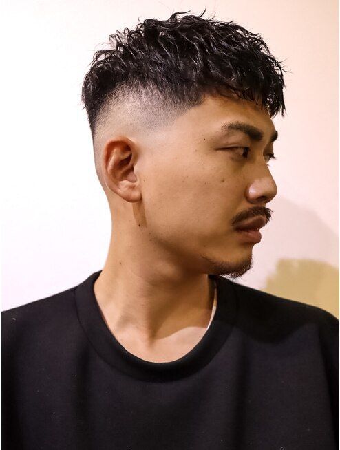 ag九游会如何打造时尚个性的男士发型：两侧推短头顶烫发